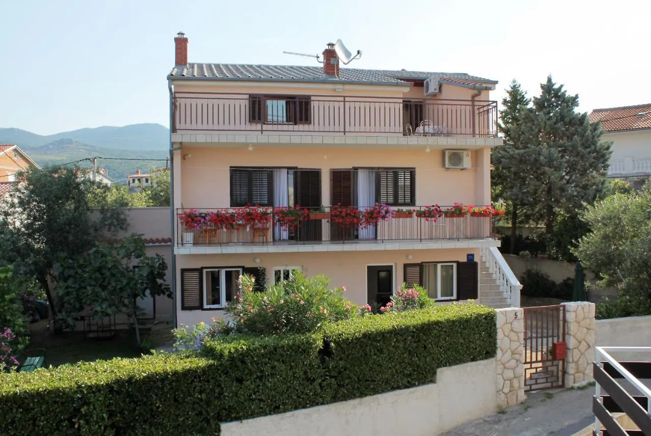 Apartments With A Parking Space Novi Vinodolski - 5587
