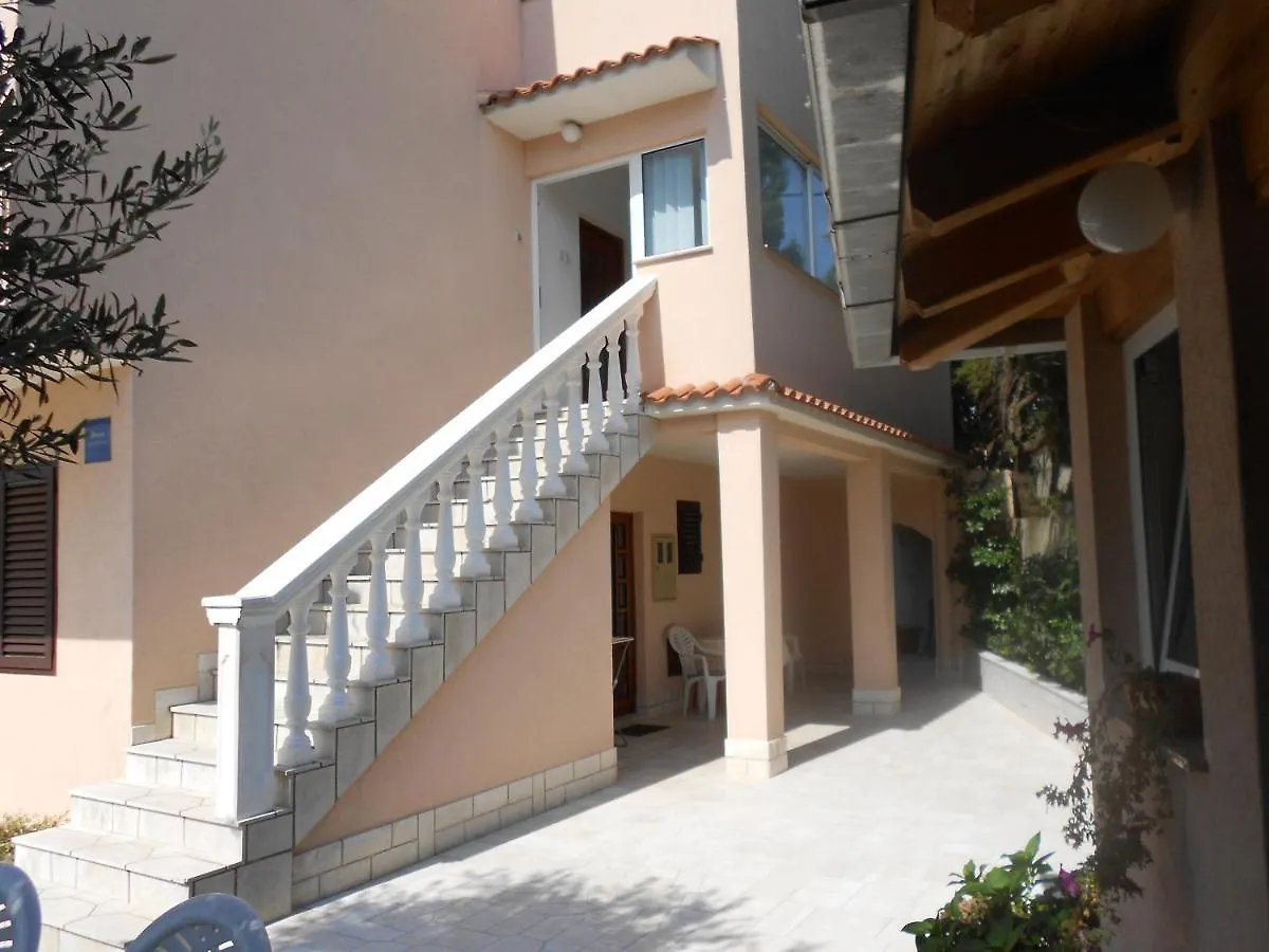 Apartments With A Parking Space Novi Vinodolski - 5587