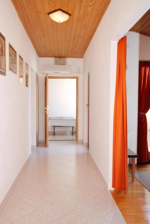 Apartments With A Parking Space Novi Vinodolski - 5587