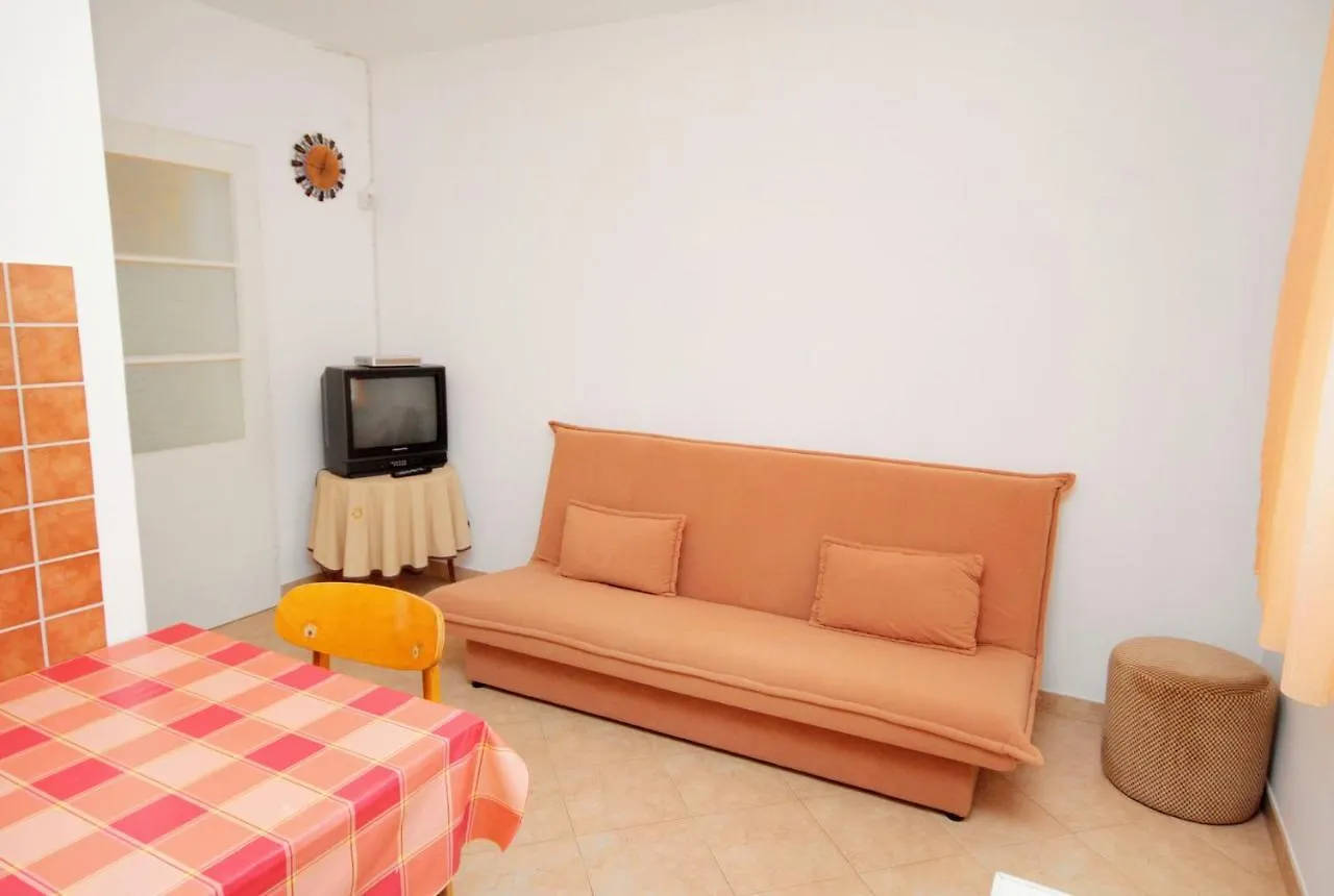 Apartments With A Parking Space Novi Vinodolski - 5587
