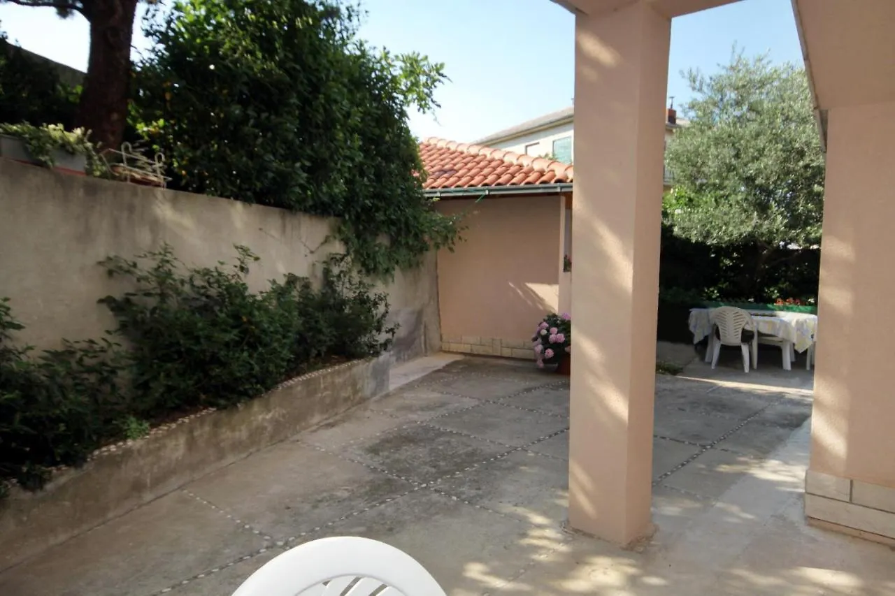 Apartments With A Parking Space Novi Vinodolski - 5587