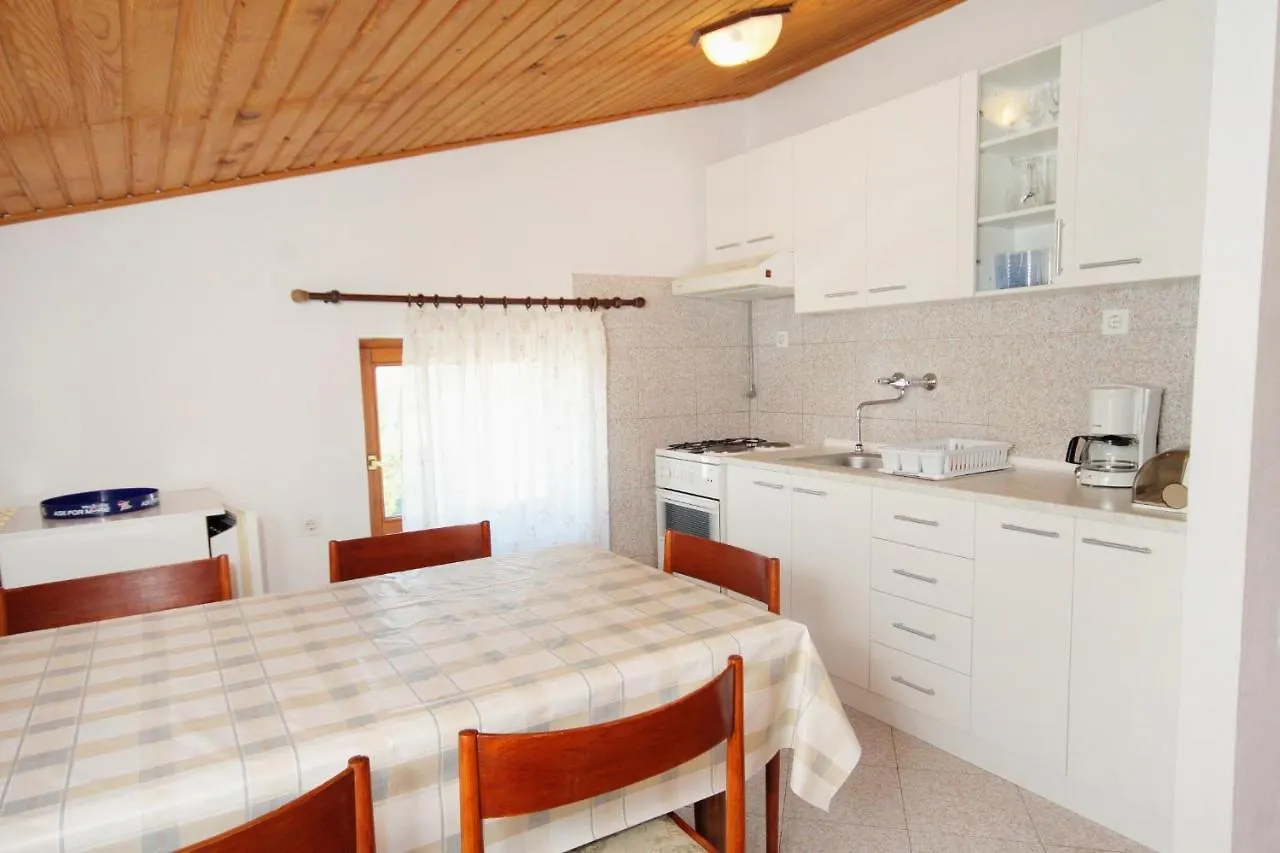 Apartments With A Parking Space Novi Vinodolski - 5587