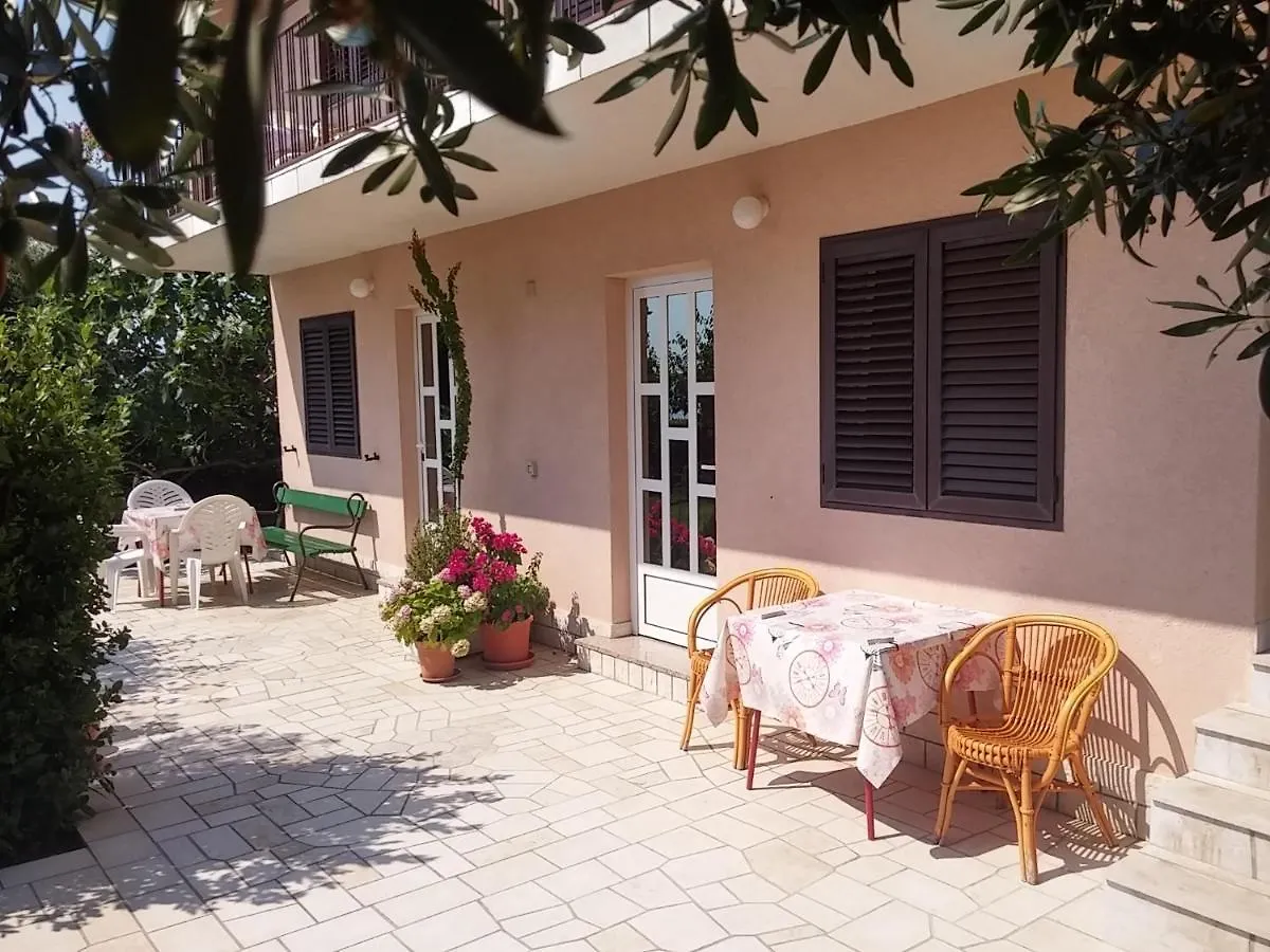 Apartments With A Parking Space Novi Vinodolski - 5587