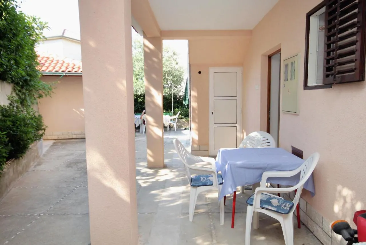 Apartments With A Parking Space Novi Vinodolski - 5587