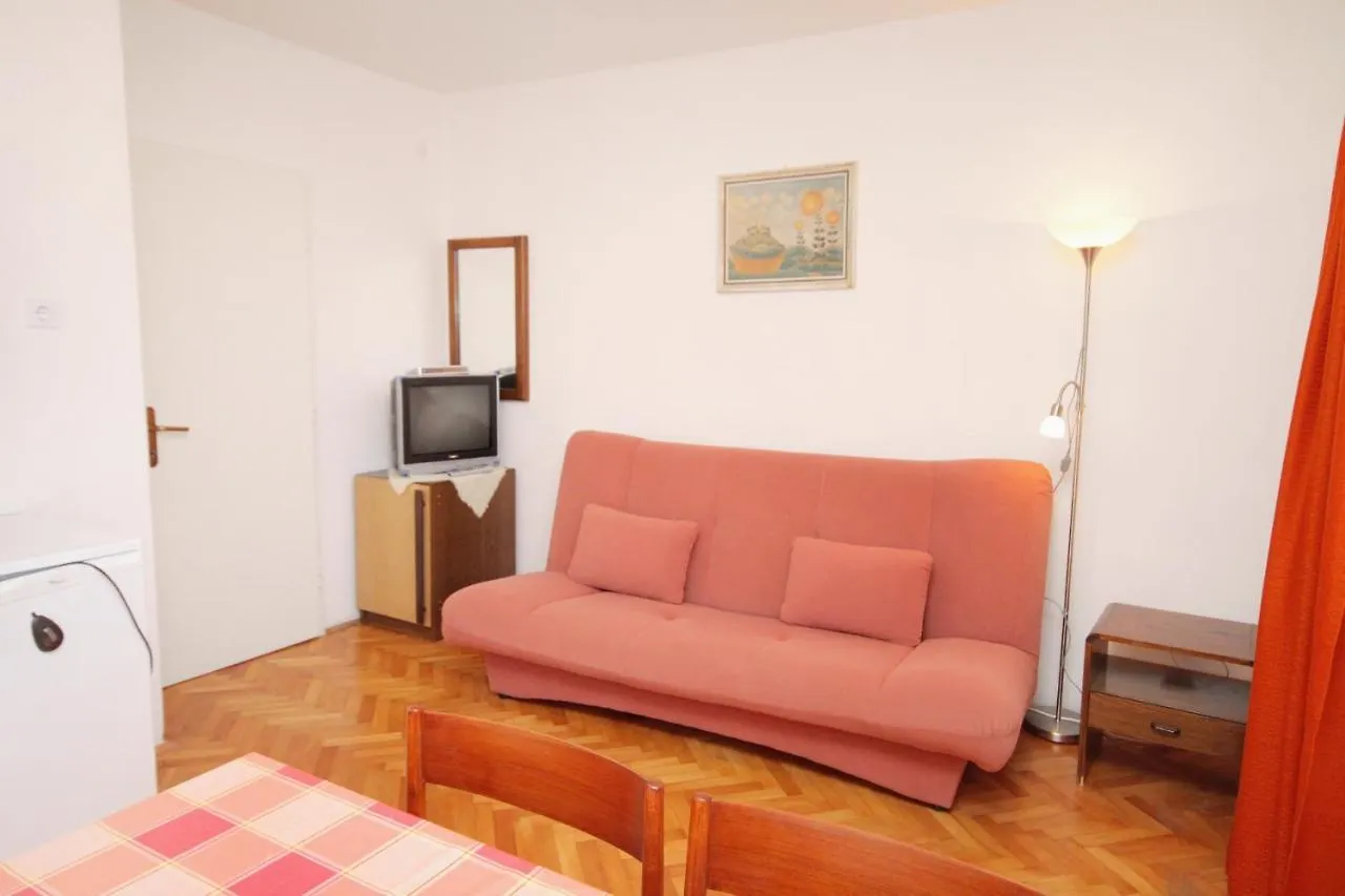 Apartments With A Parking Space Novi Vinodolski - 5587