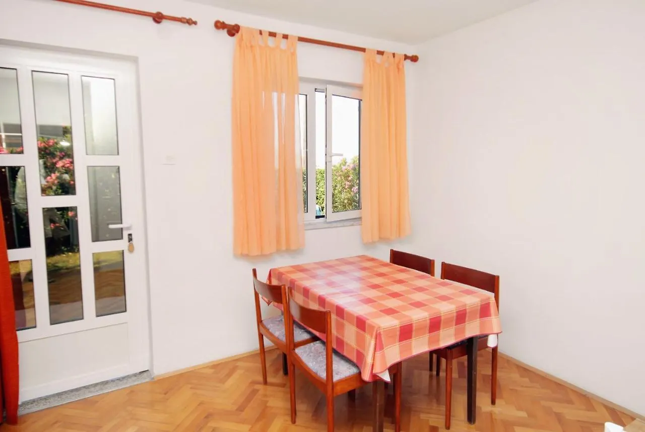 Apartments With A Parking Space Novi Vinodolski - 5587