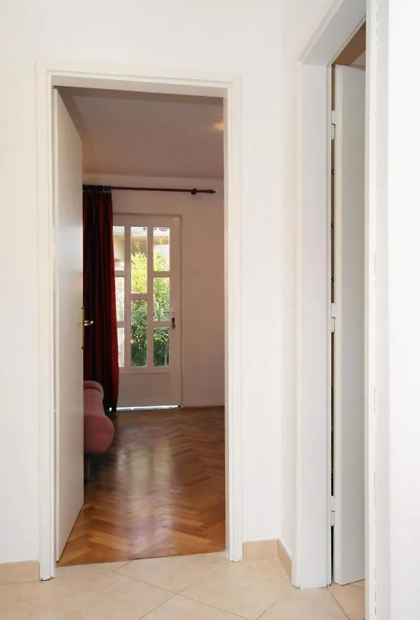 Apartments With A Parking Space Novi Vinodolski - 5587