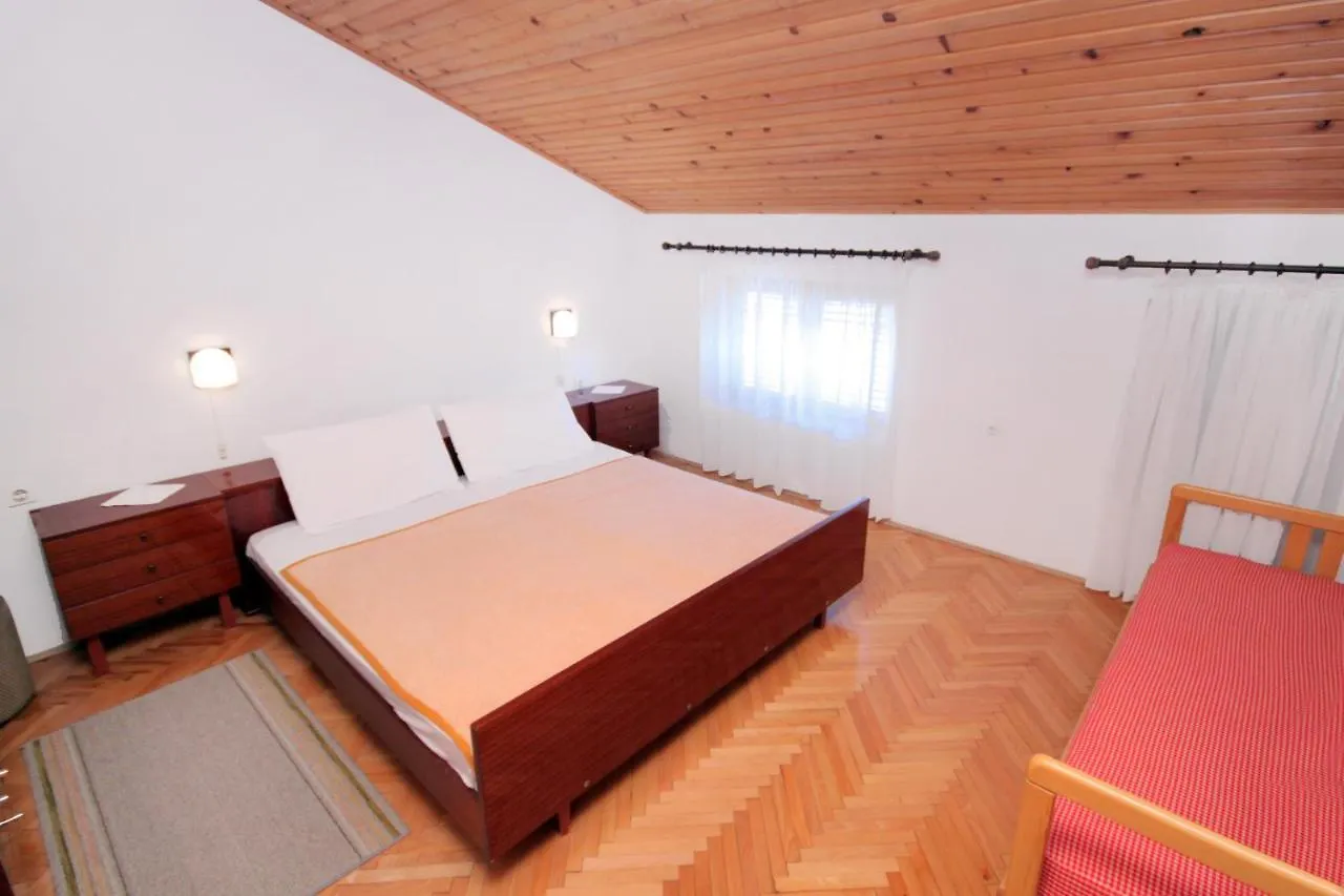 Apartments With A Parking Space Novi Vinodolski - 5587