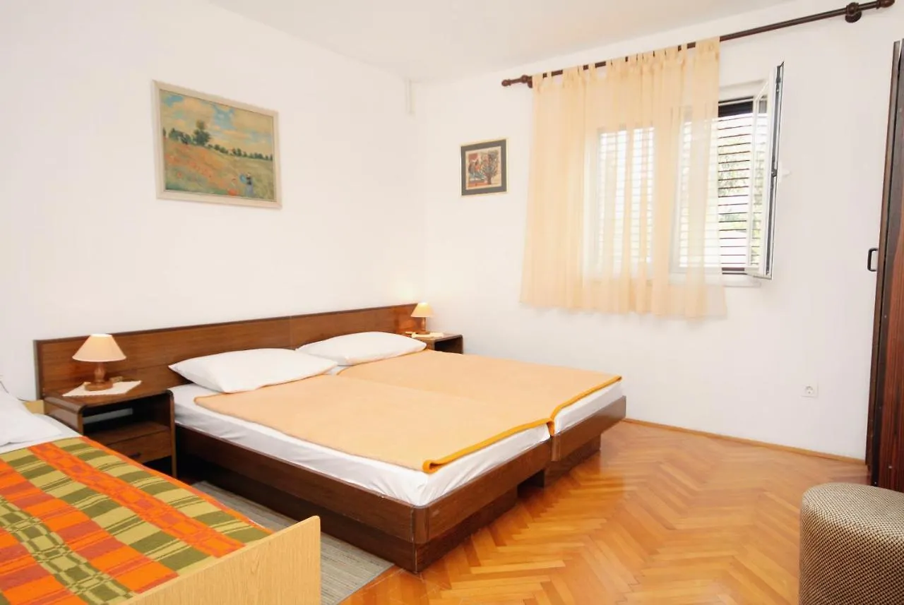 Apartments With A Parking Space Novi Vinodolski - 5587
