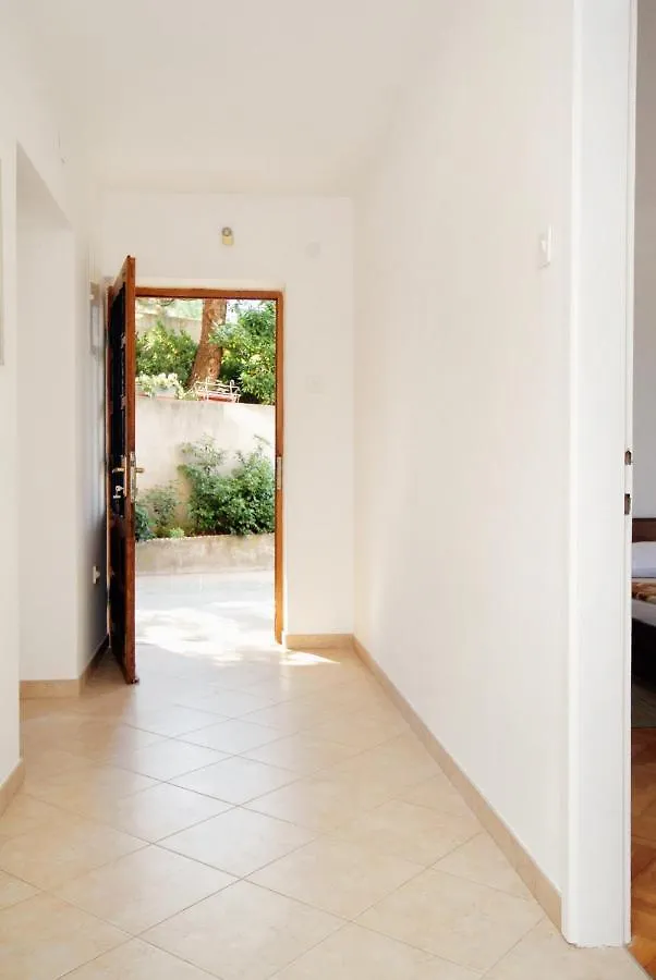 Apartments With A Parking Space Novi Vinodolski - 5587